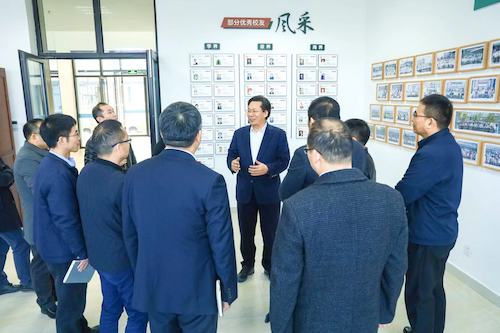 校长尚永丰院士在材料与化学化工学院走访调研.jpg
