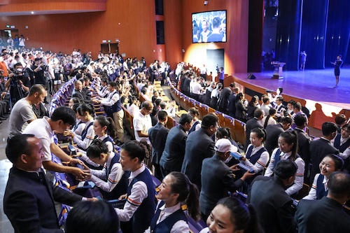 1567651025667.jpg 乡村教师向乡村师范生授“薪火礼”.jpg