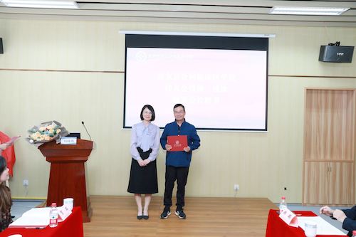 学校校友办副主任薛少聪为首届校友颁发荣誉会长聘书2